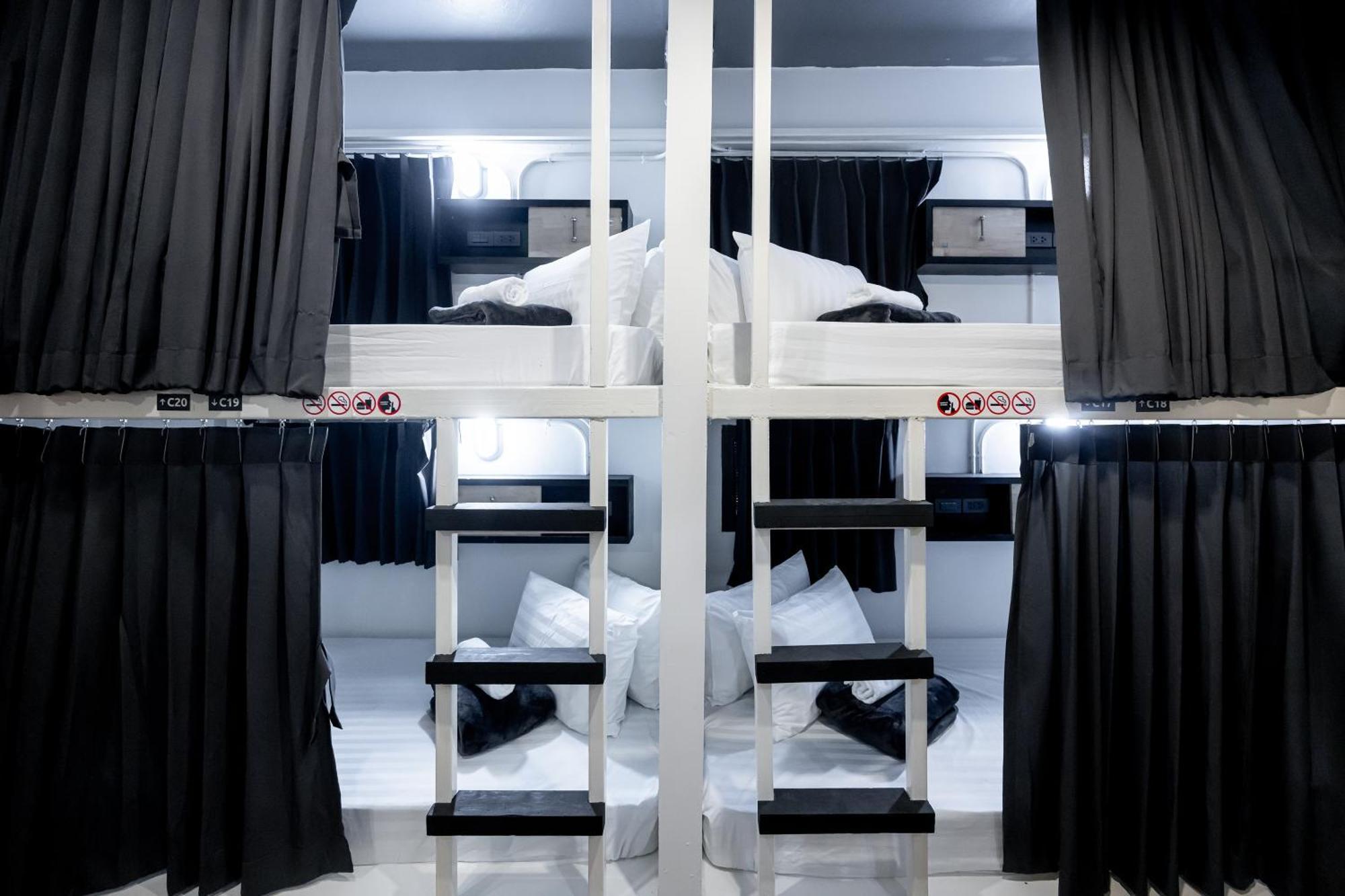 Vibes Hostel กรุงเทพมหานคร ภายนอก รูปภาพ