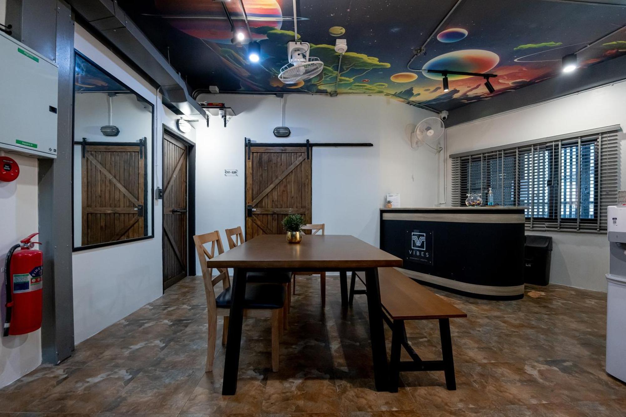 Vibes Hostel กรุงเทพมหานคร ภายนอก รูปภาพ